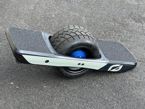 Stone Cold Chillers heat sinks on a Onewheel GT with Fangs.